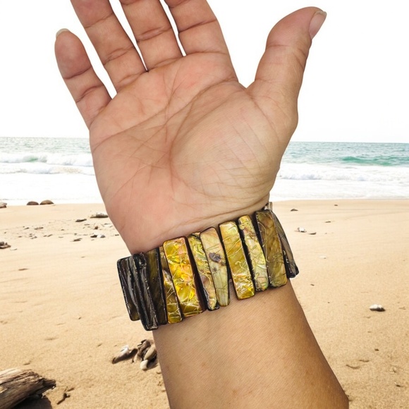 Vintage Handcrafted Mother of Pearl Golden Brown Shell Bracelet With Elastic Fit - Picture 5 of 8